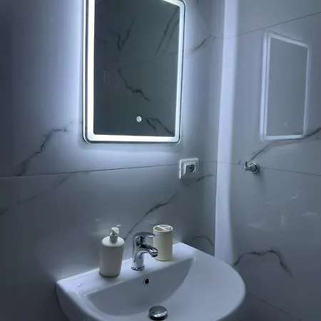 Cozy Nest - Near Airport & Centre Apartament *